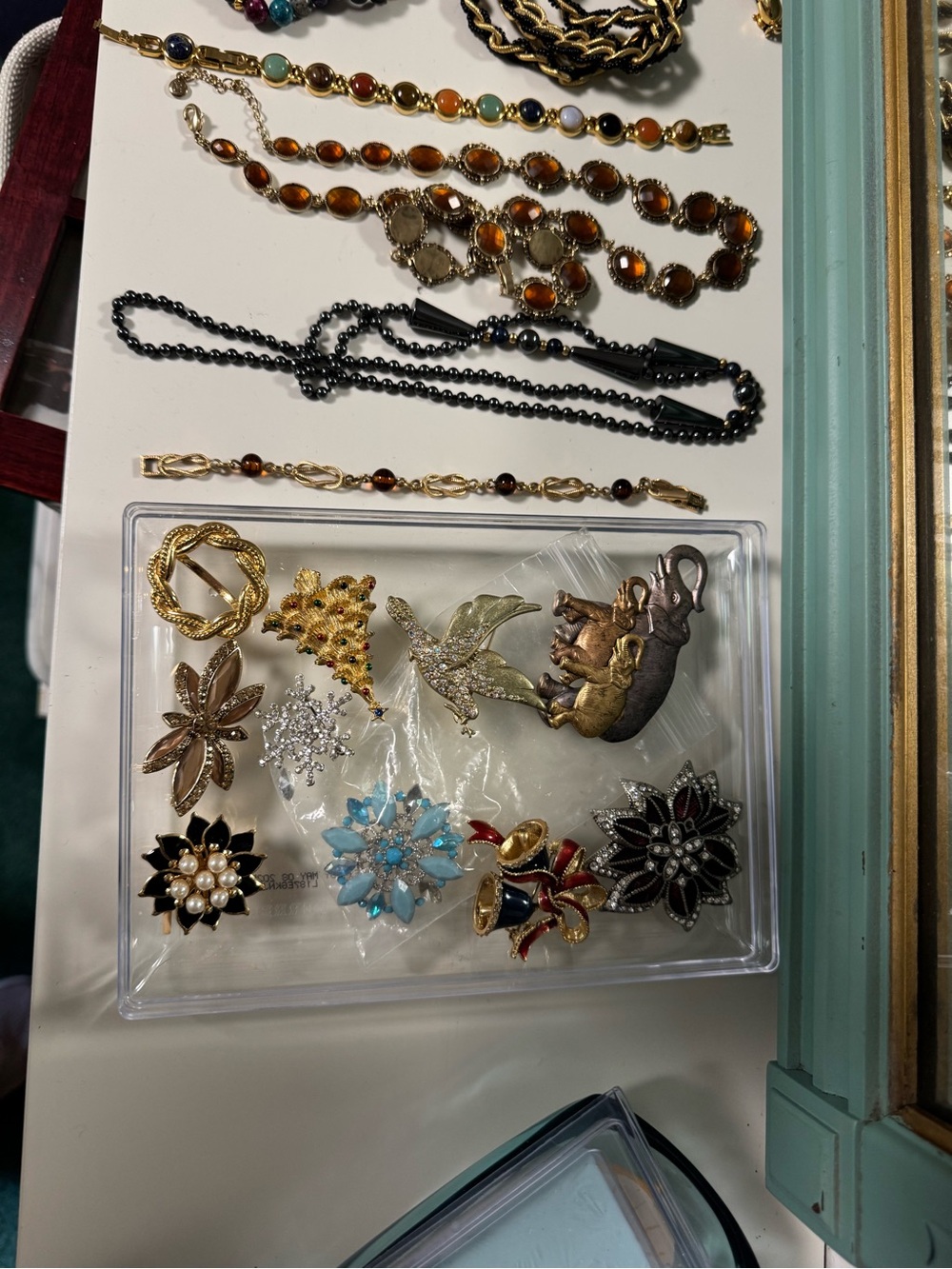 Assorted Women’s Jewelry/Brooch Collection 23 pieces. 2 bracelets 3 necklaces